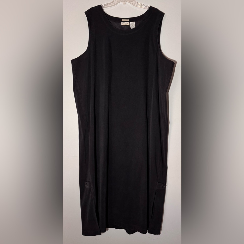 Black sleeveless dress